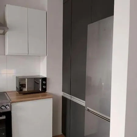 Komfortowy Podolany 3 Sypialnie & 2 Miejsca Parkingowe Apartmán