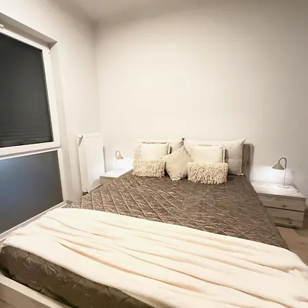 Apartmán Komfortowy Podolany 3 Sypialnie & 2 Miejsca Parkingowe