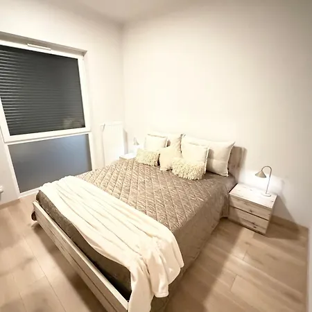 Komfortowy Podolany 3 Sypialnie & 2 Miejsca Parkingowe Apartmán *