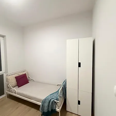 Komfortowy Podolany 3 Sypialnie & 2 Miejsca Parkingowe Apartmán *