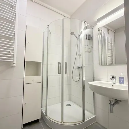 Apartmán Komfortowy Podolany 3 Sypialnie & 2 Miejsca Parkingowe *