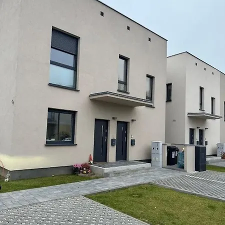 Komfortowy Podolany 3 Sypialnie & 2 Miejsca Parkingowe Apartmán